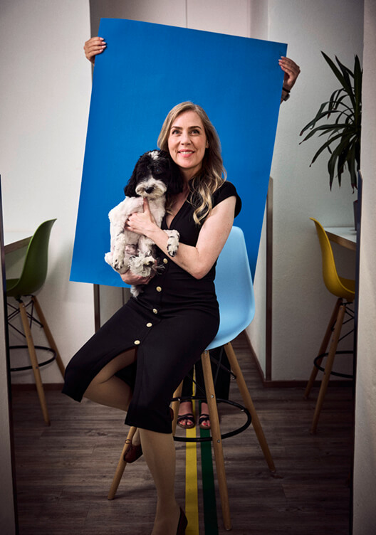 Portraitfoto Sonja Blümke zusammen mit Hündin Lotti