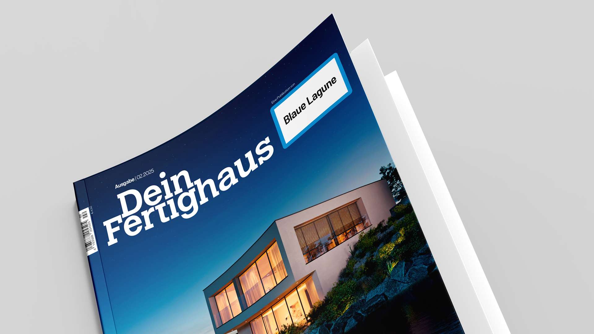 Das Bild zeigt ein Magazin mit dem Titel "Dein Ferienhaus" auf dem Cover. Es ist ein modernes Haus mit großen Fenstern und einer Terrasse zu sehen, das in der Abenddämmerung beleuchtet ist.