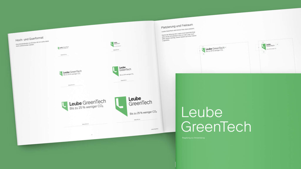 Das Bild zeigt zwei Broschüren mit dem Logo und dem Namen "Leube GreenTech". Die Broschüren sind auf einem grünen Hintergrund platziert und enthalten verschiedene Logovarianten und Textinformationen.