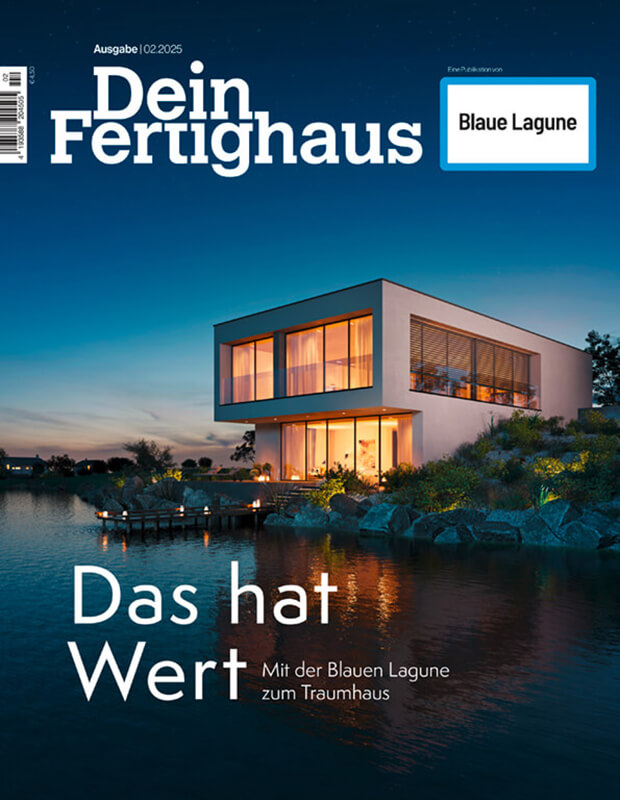 Das Bild zeigt ein modernes Fertighaus mit großer Fensterfront, umgeben von blühenden Pflanzen und einem Pool mit blauem Wasser, der an eine Lagune erinnert. Der Text betont den Wert und Traumcharakter des Hauses.