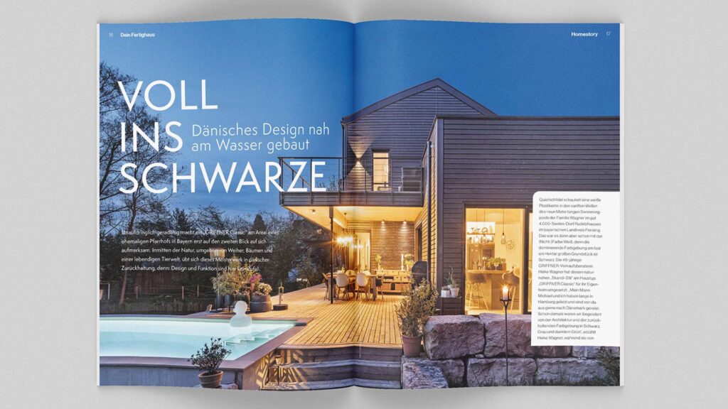 Das Bild zeigt ein modernes Einfamilienhaus mit schwarzer Fassade und großen Fenstern. Im Vordergrund ist eine gepflasterte Einfahrt mit einem Auto. Der Titel "Voll ins Schwarze" deutet auf ein Design- oder Architekturprojekt hin.