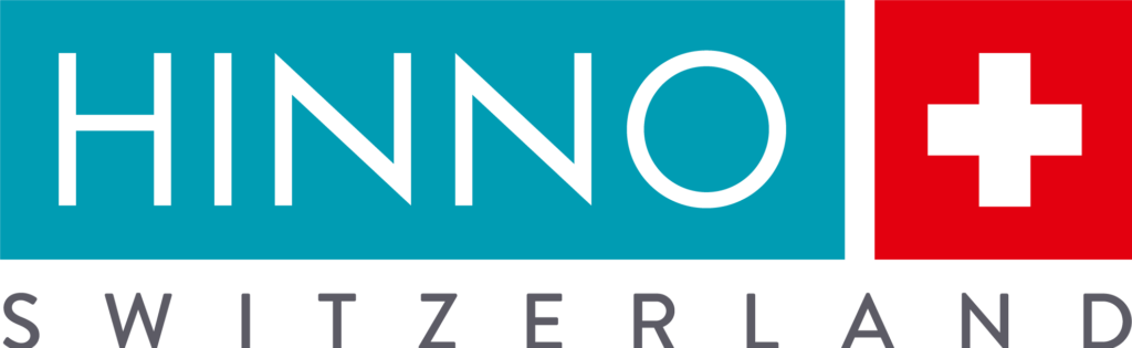 Das Bild zeigt das Logo von Hinno Switzerland. Es besteht aus einem blauen und einem roten Feld mit einem weißen Kreuz darauf. Der Text "HINNO" ist in Weiß auf dem blauen Feld, "SWITZERLAND" in Weiß darunter.