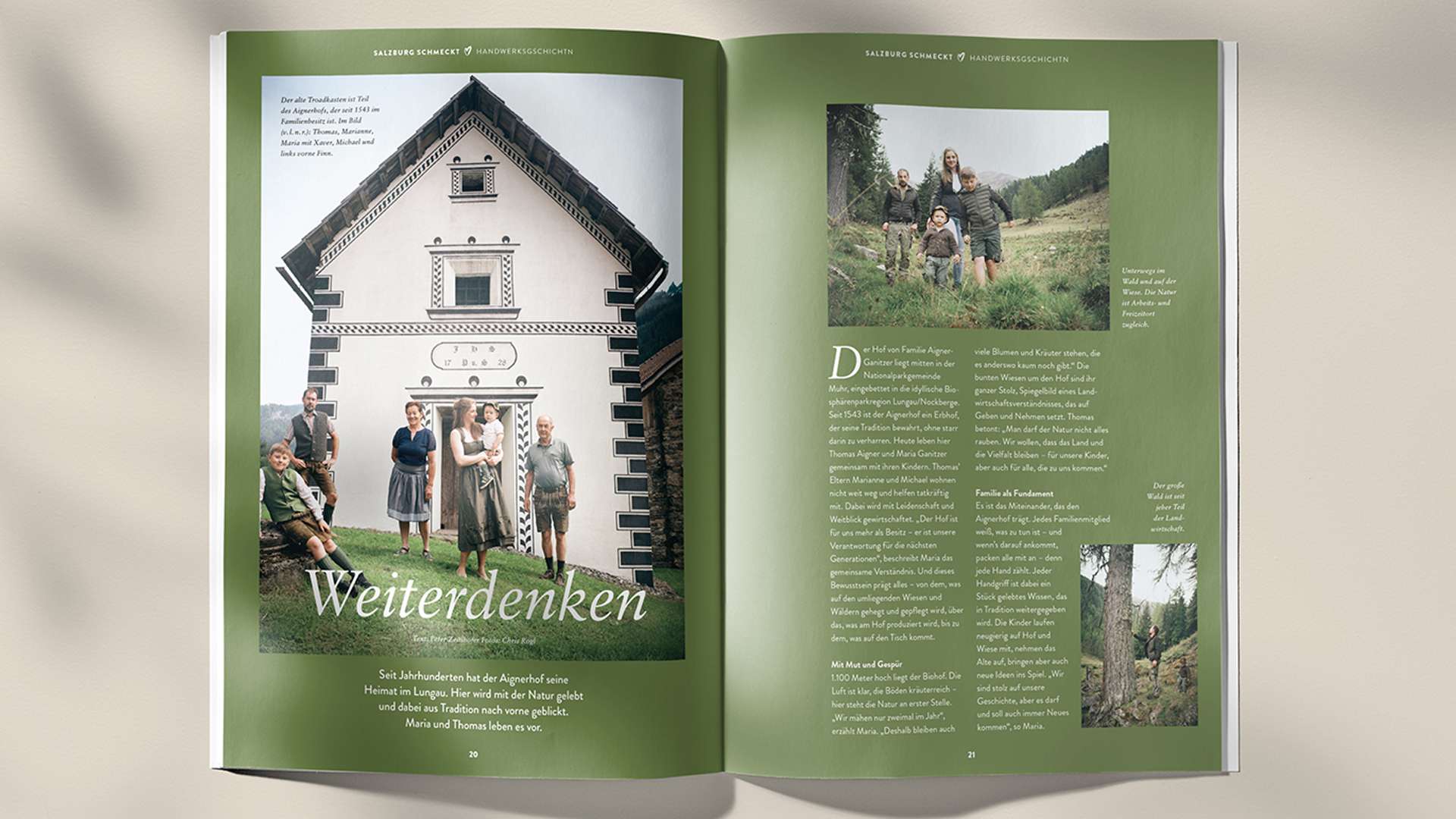 Das Bild zeigt ein Haus mit einem Schild "Wälderdenken" und Menschen, die sich im Garten versammeln. Im Hintergrund ist ein großer Baum und ein Hund zu sehen.