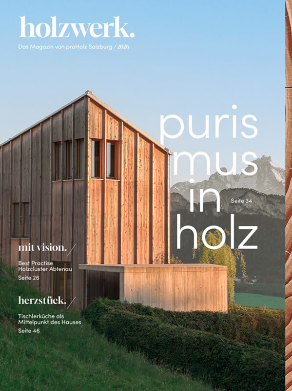 Das Bild zeigt ein modernes Holzhaus mit großen Fensterfronten, umgeben von einer grünen Wiese. Im Vordergrund steht ein Schild mit dem Text "puris mus in holz" und einem stilisierten Haus-Symbol.