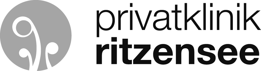 Logo der Privatklinik Ritzensee: Ein stilisiertes Haus-Symbol in Blau und ein Schriftzug mit dem Namen der Klinik in Blau und Rot.